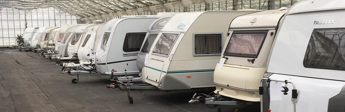 Einde kampeerseizoen: Het belang van Je caravan grondig schoonmaken en goed stallen